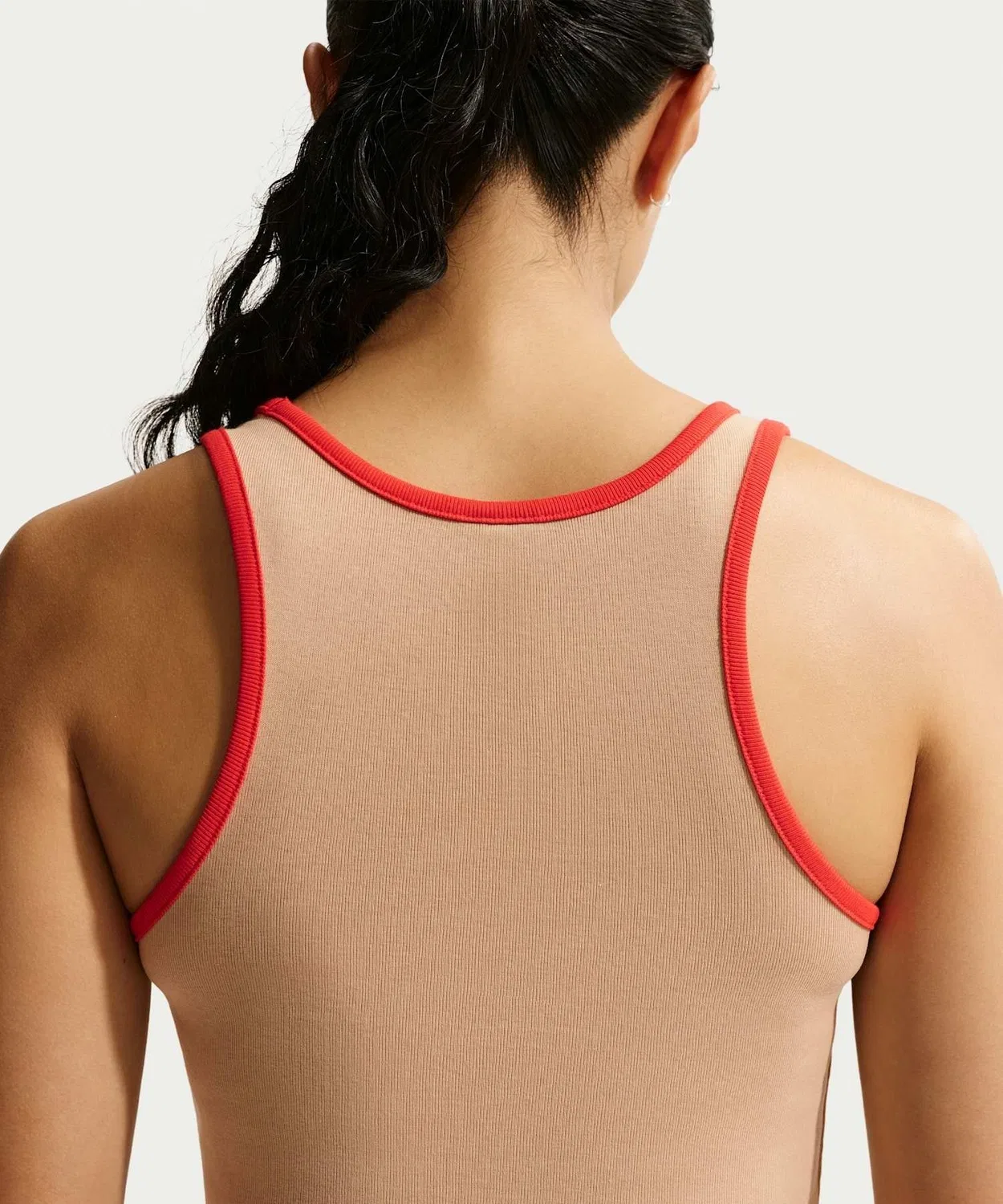 Женский топ без рукавов с графическим принтом Nike Sportswear Tight Graphic Tank Top, Linen — фото 3