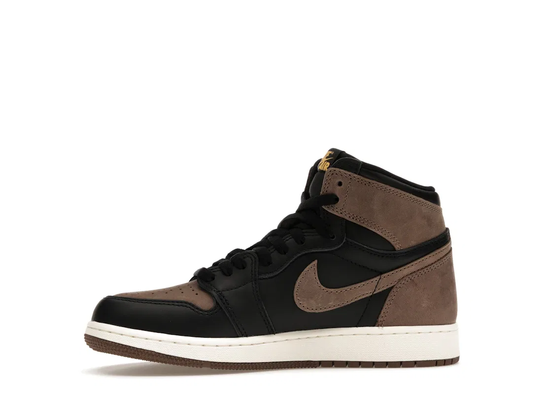 Детские кроссовки высокие с замшевыми накладками Jordan 1 Retro High OG, Black/Metallic Gold/Palomino/Sail — фото 3