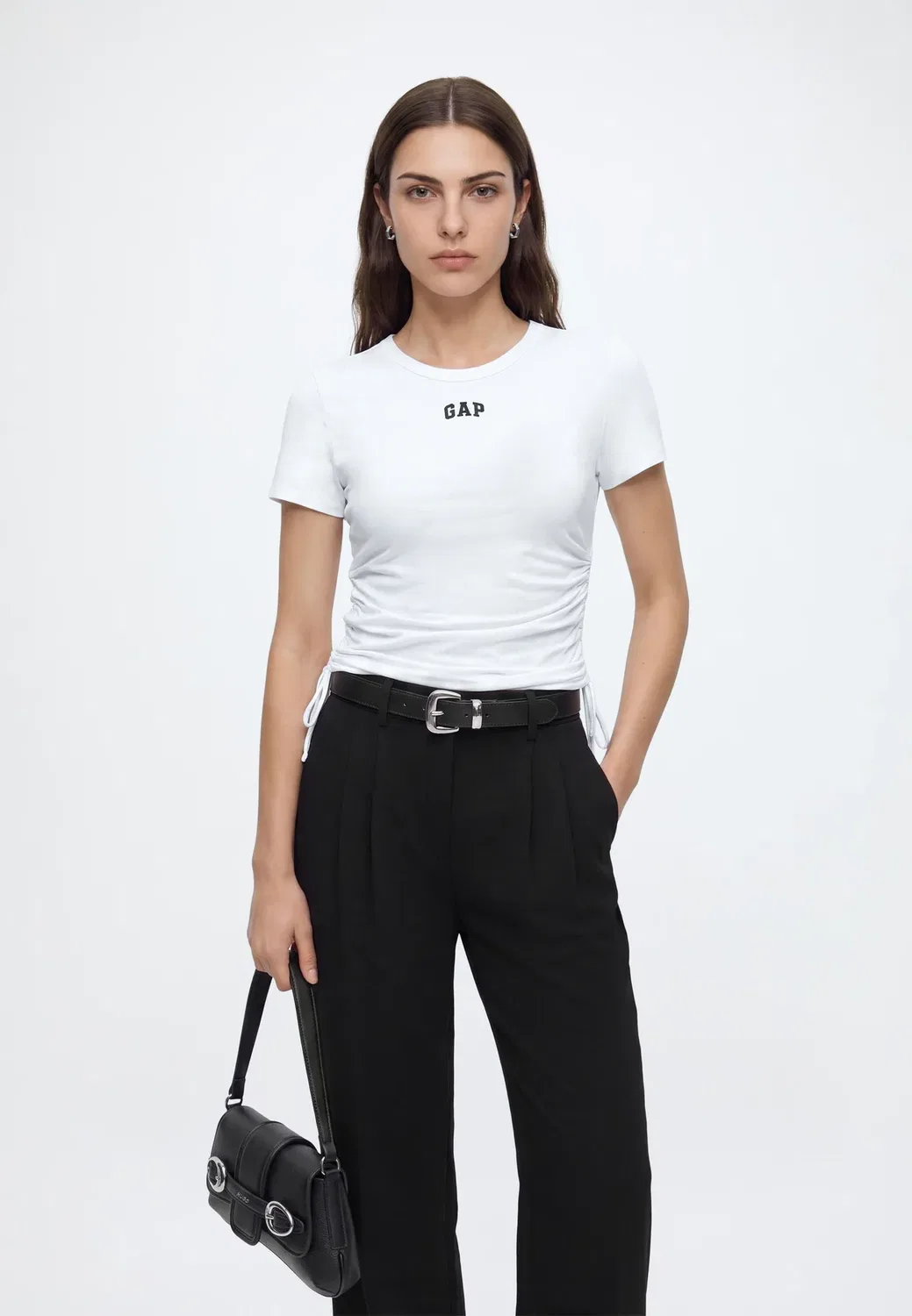 Футболка с логотипом Intl ss и присборенными боками - базовая футболка Gap, Fresh White — фото 4