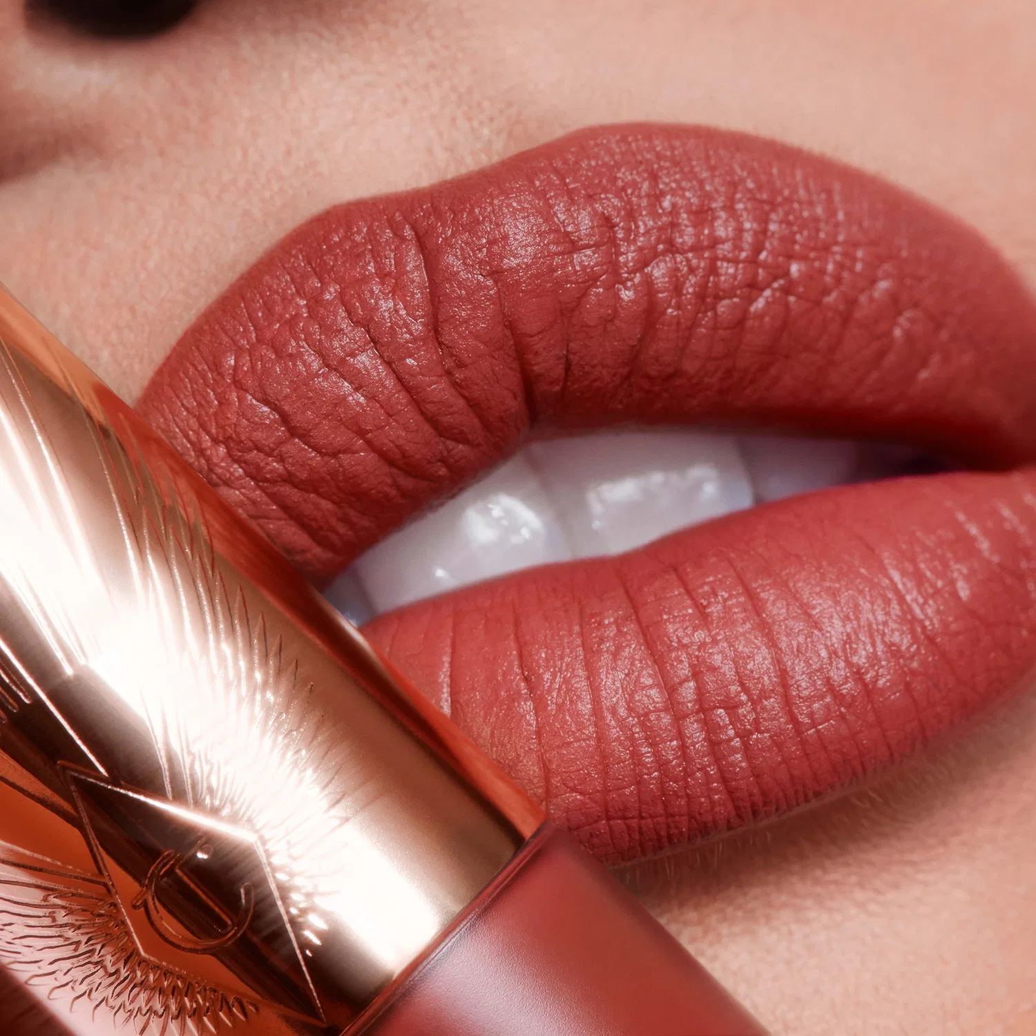 Жидкая помада с эффектом размытия Airbrush Flawless Lip Blur, Charlotte Tilbury, Walk of No Shame Blur — фото 3
