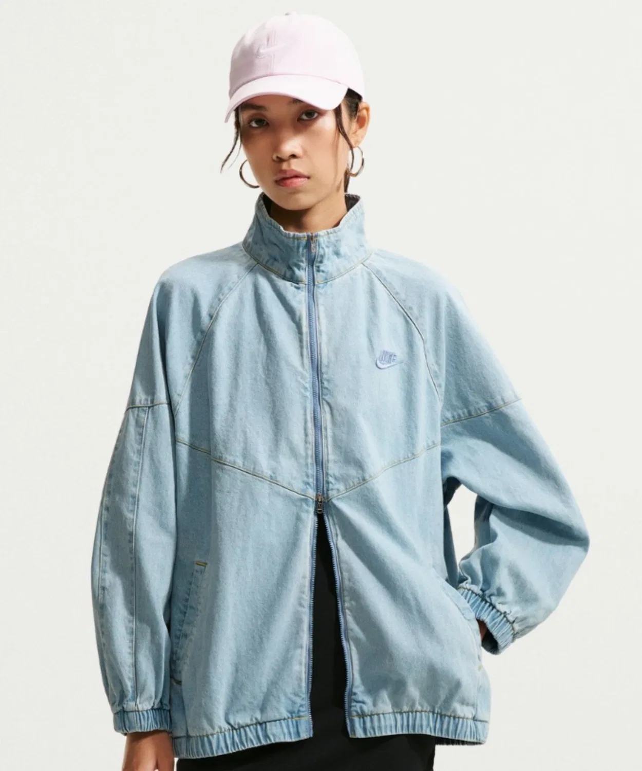 Женская джинсовая куртка оверсайз с V-образными линиями Windrunner NIKE, Light Indigo Blue
