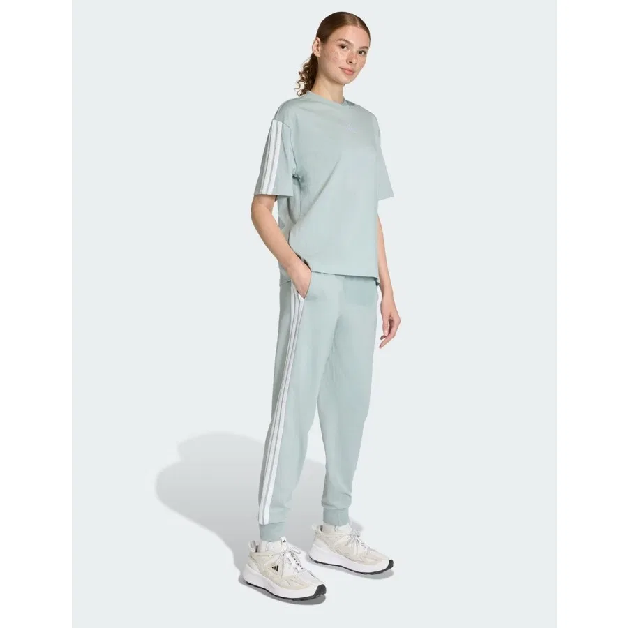 Спортивные брюки с эластичным поясом и манжетами adidas Essentials 3-Stripes Jogger, Wonder Sage / White — фото 3
