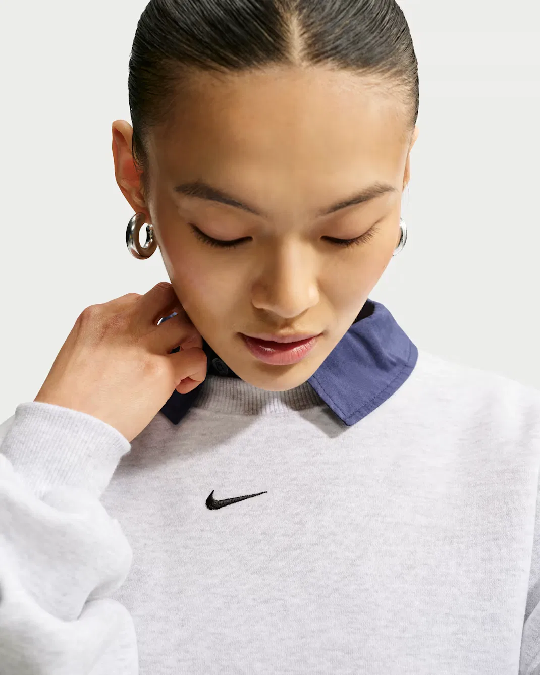 Женская укороченная футболка оверсайз с круглым вырезом Nike Studio Fleece Medium Weight, Birch Heather/Black — фото 3