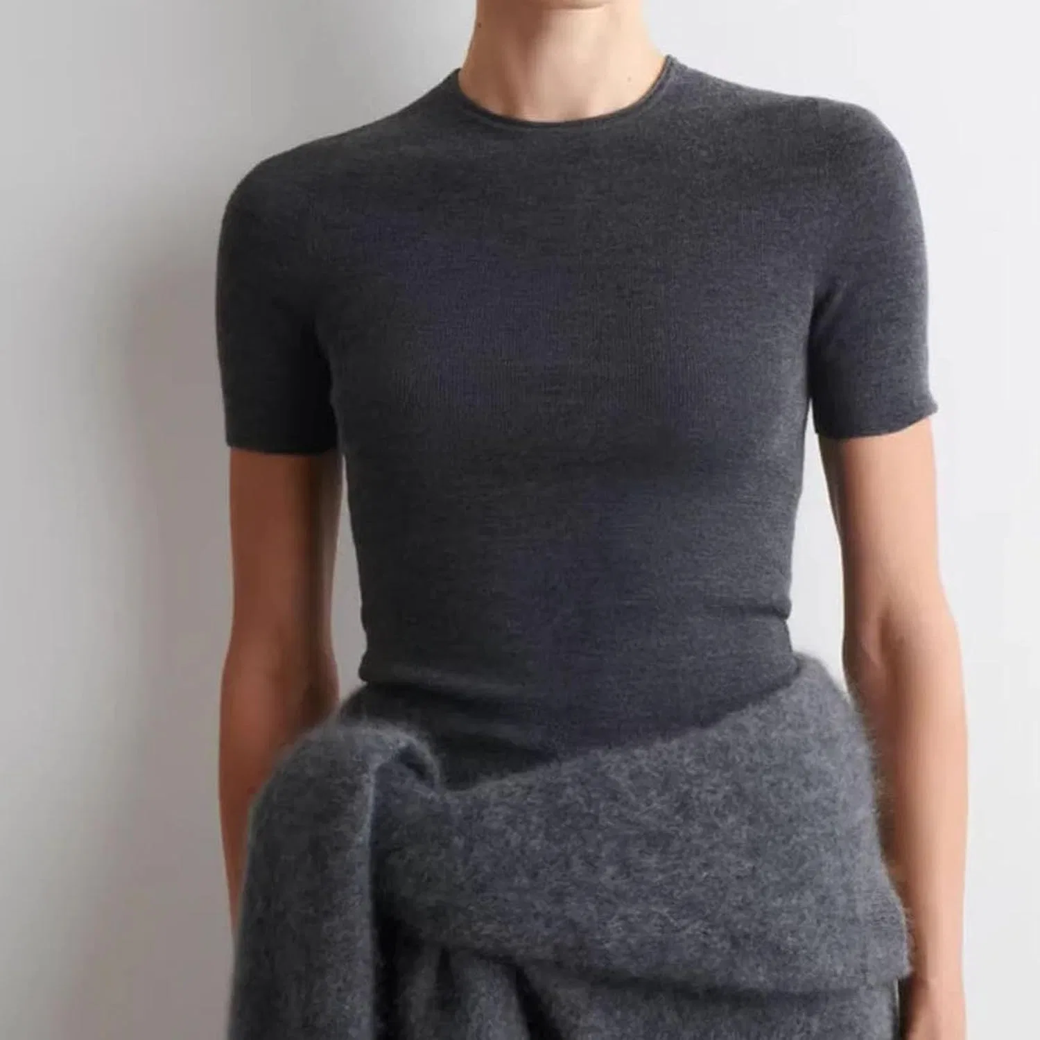 Женский пуловер свободного кроя с круглым вырезом, с коротким рукавом, модель Spring Style, тёмно-серый — фото 2