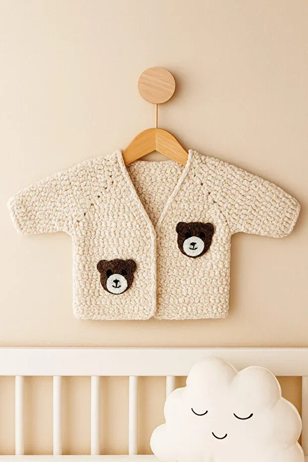 Детский кардиган для мальчиков без карманов Hand-Knitted teddy bear figure velvet cardigan By Dilek Çetin Accessory, Nude Color — фото 2