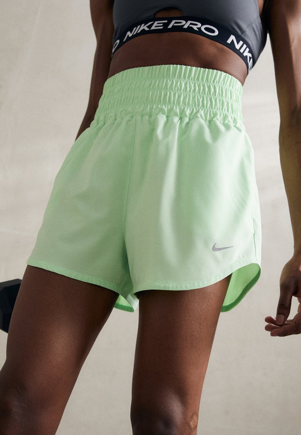 

Спортивные шорты One Nike, паровой зеленый
