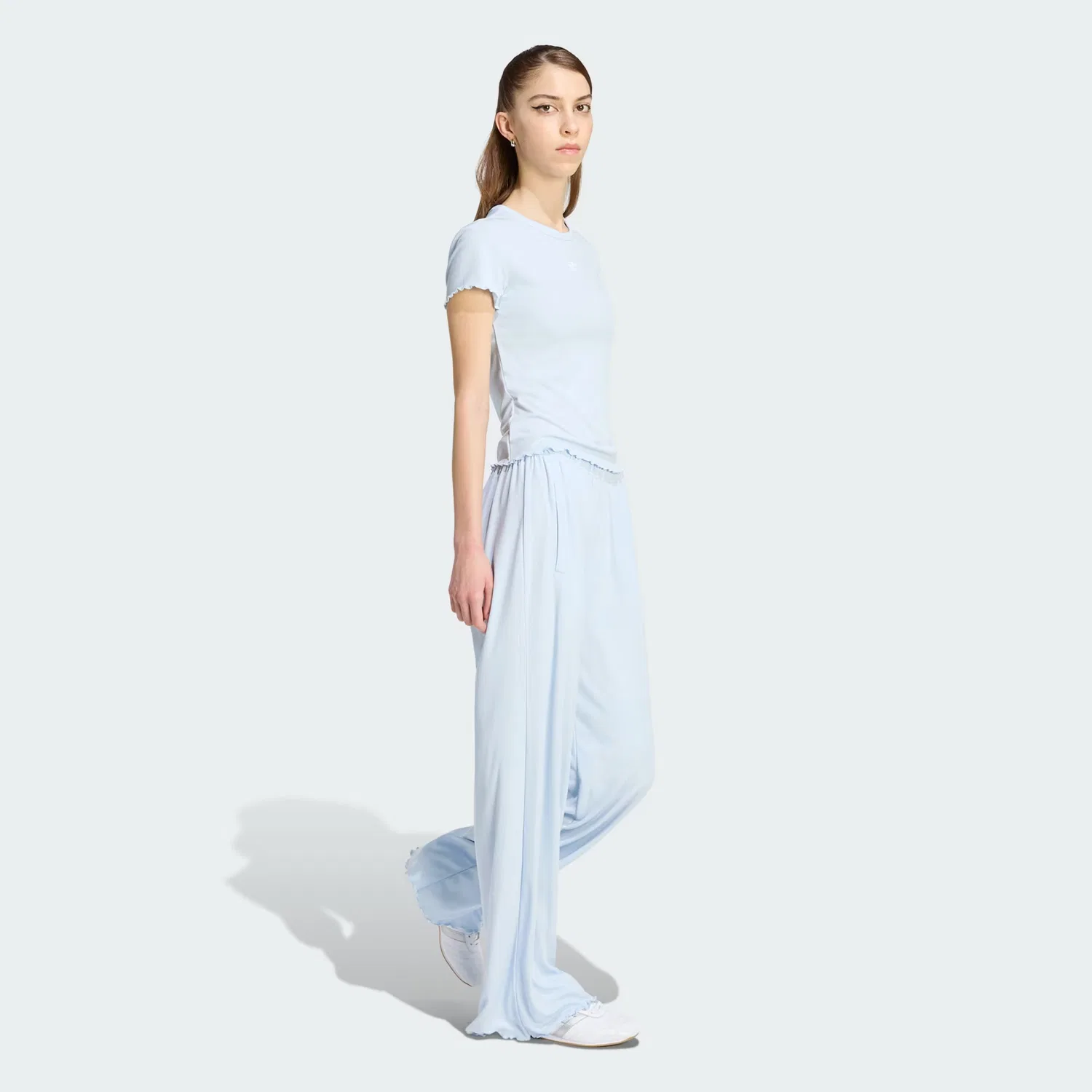 Женская футболка с фигурным краем Essentials Scalloped Edge Baby Tee Adidas Originals, небесно-голубой — фото 3