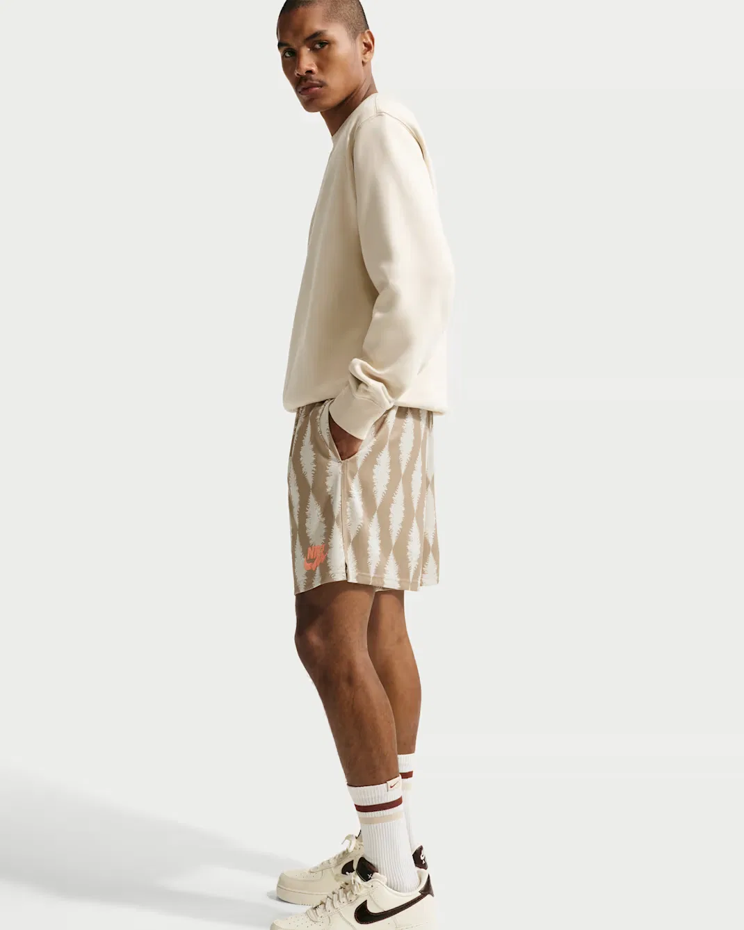 Мужская флисовая футболка с круглым вырезом Nike Club, Light Khaki/White — фото 4