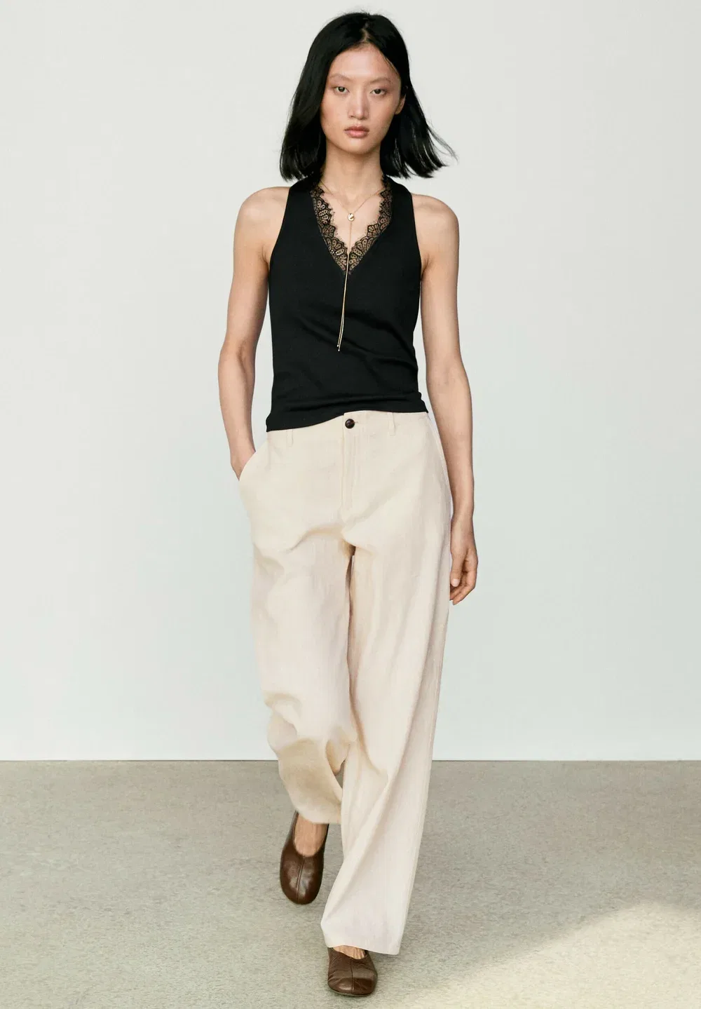 Топ-Майка с V-образным вырезом и кружевной отделкой - топ Massimo Dutti, Black — фото 2