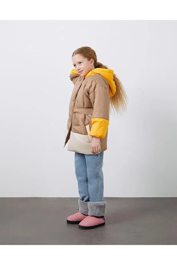 Детский пуховик для девочек с капюшоном Garni detailed beige hooded girl's puffer jacket Manimani, Beige — фото 3