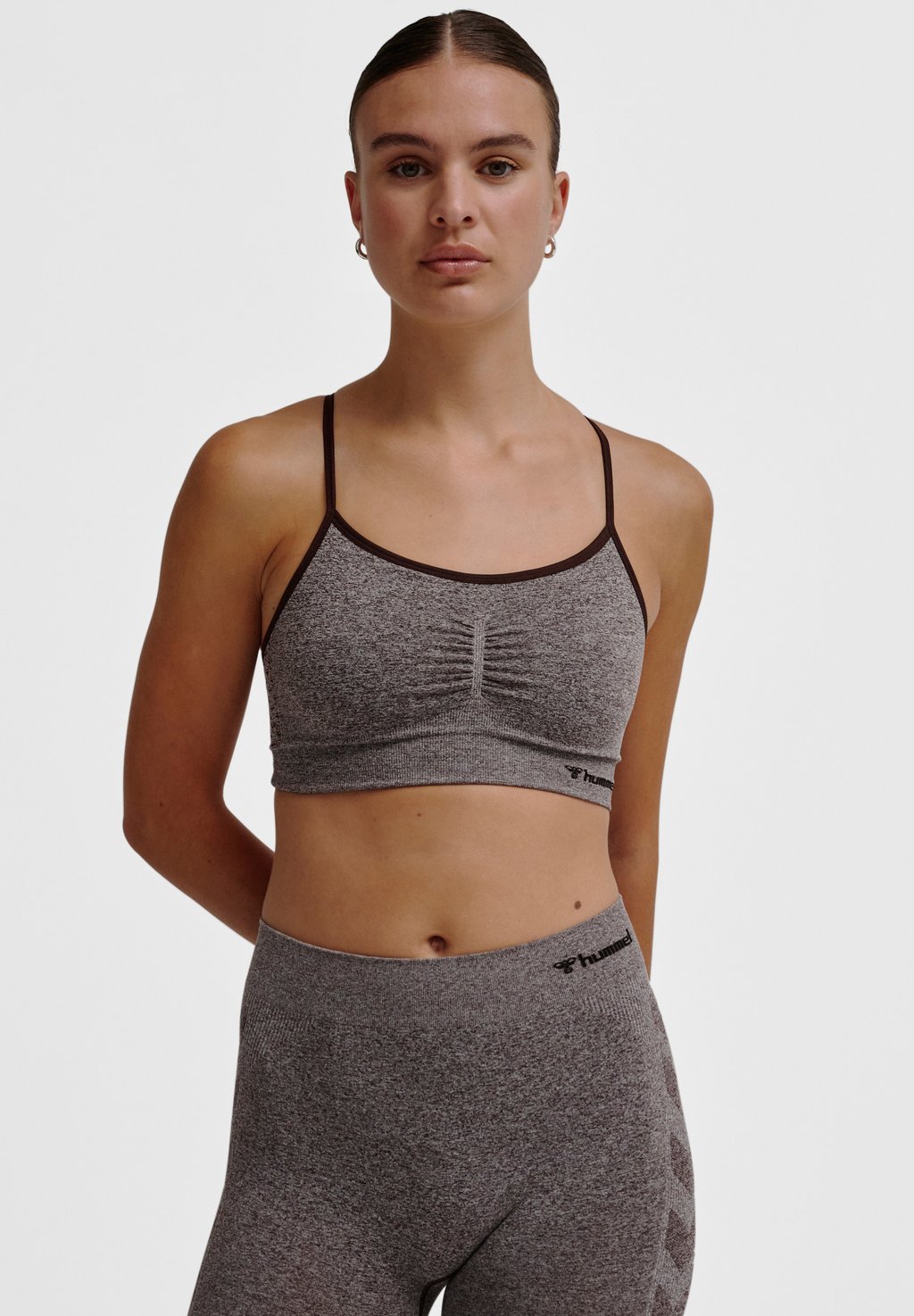 

Спортивный бюстгальтер с легкой поддержкой CI SEAMLESS SCRUNCH Hummel, темно-коричневый