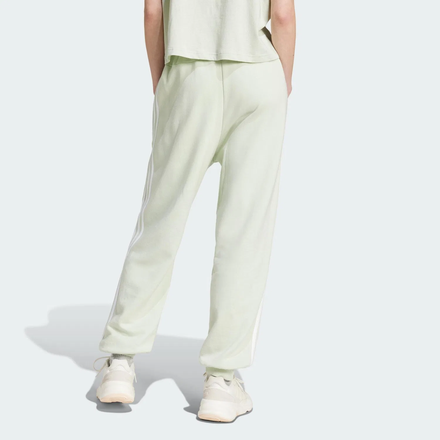 Женские спортивные штаны свободного кроя Essentials 3-Streifen Adidas, Green — фото 3