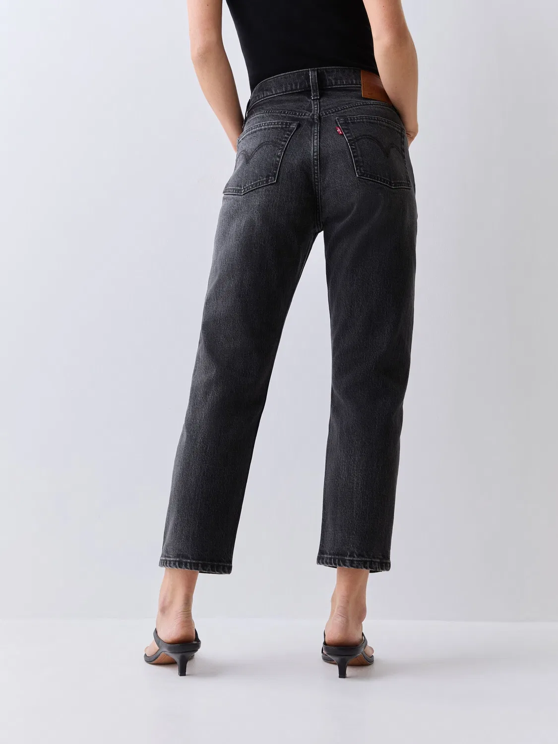 Черные укороченные джинсы Levi's Delivery Distance 501 — фото 4
