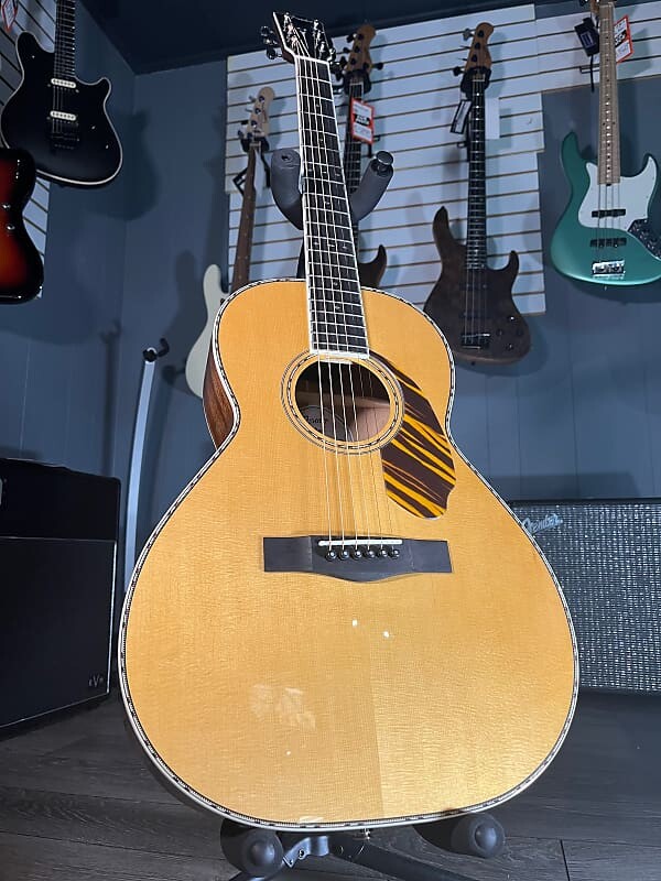 

Fender Paramount PS-220E Solid Wood A/E Parlor Natural с жестким футляром Paramount 220E Parlor