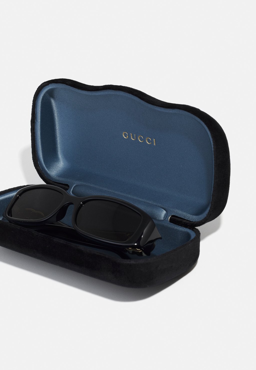 

Солнцезащитные очки Gucci, черный