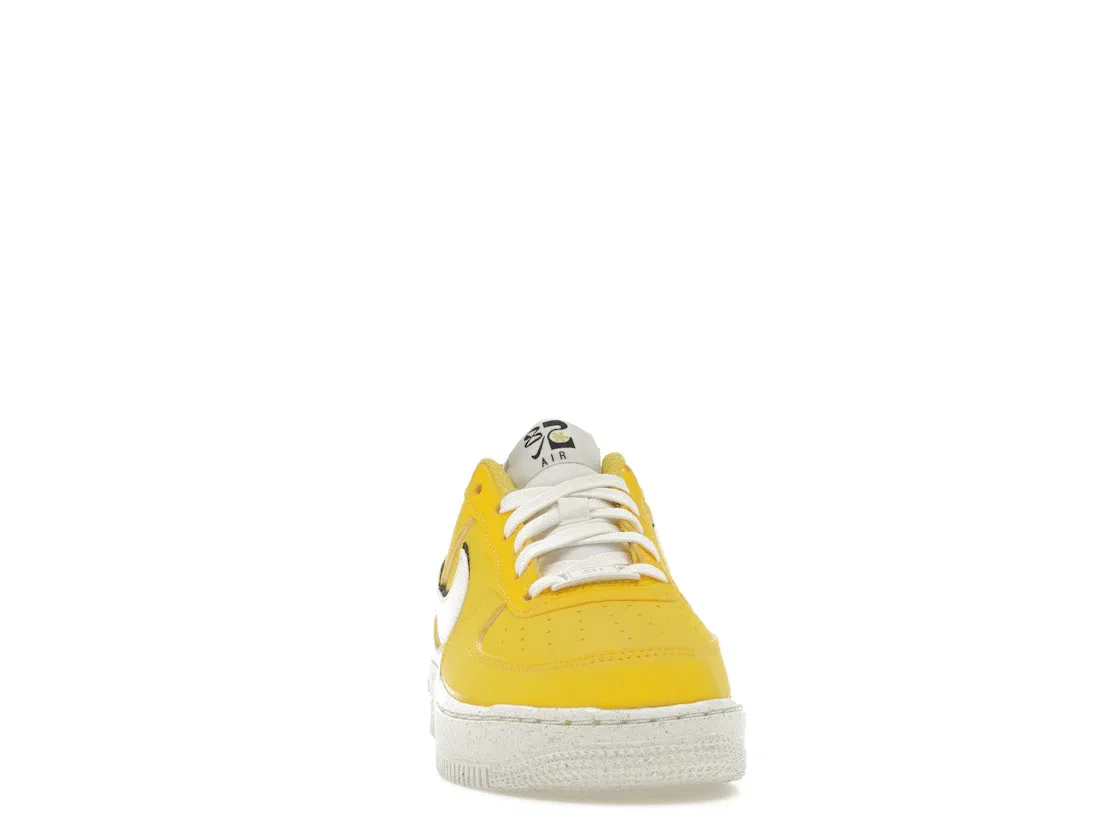 Детские кроссовки для мальчиков с принтом Nike Air Force 1 Low LV8 82, Tour Yellow/Black/Tour Yellow/Sail — фото 2