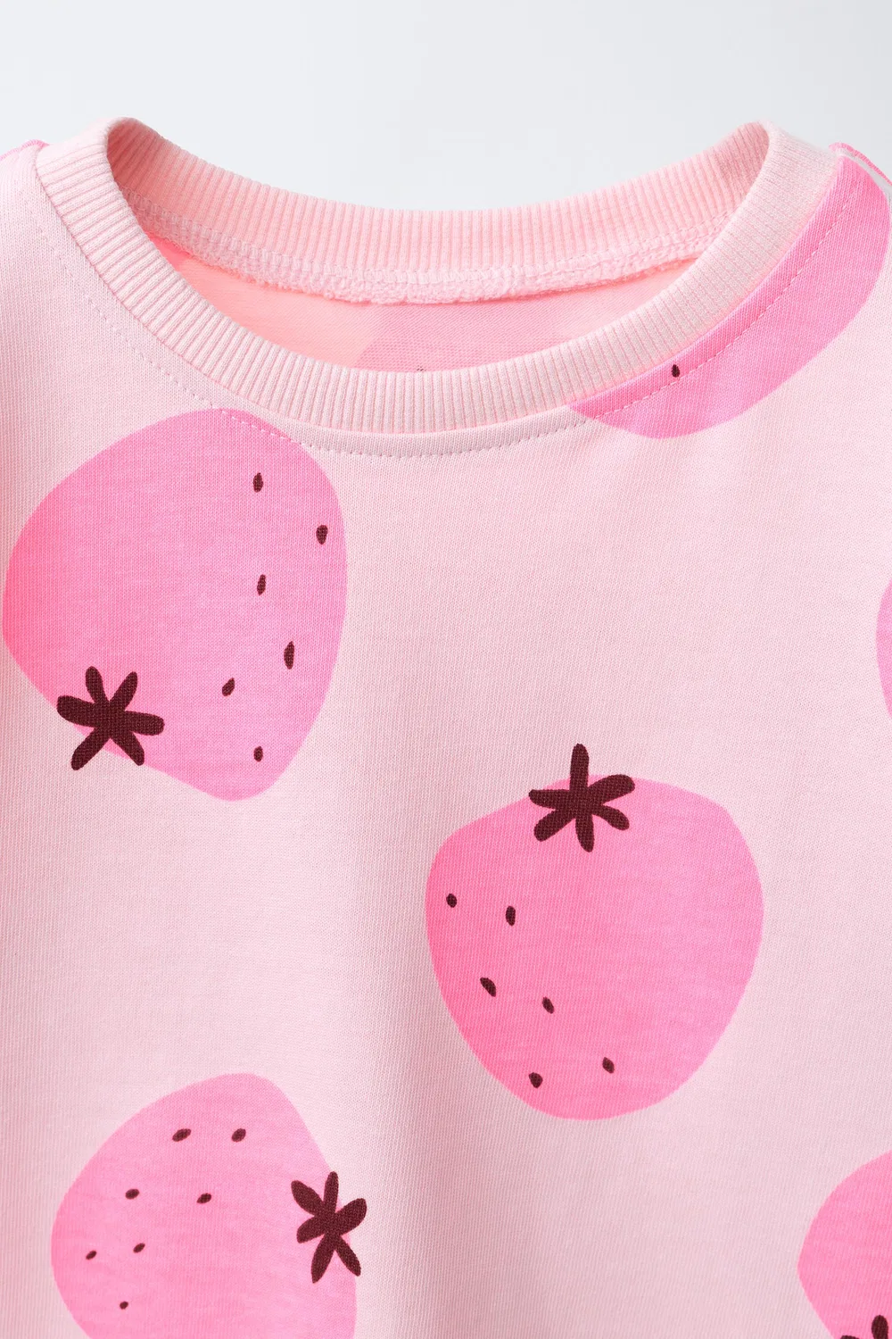 Комплект из футболки и шорт-бермуды с клубничным принтом ZARA, Faded Pink — фото 3