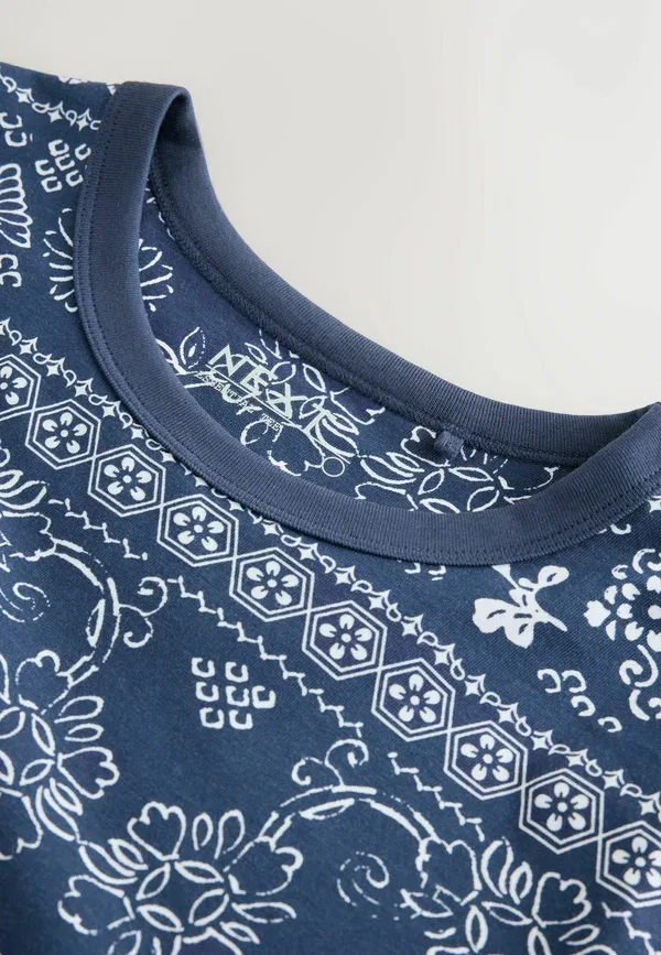 Футболка с цветочным принтом Regular Fit Bandana Print Essentials T-shirt Next Navy, темно-синий — фото 3