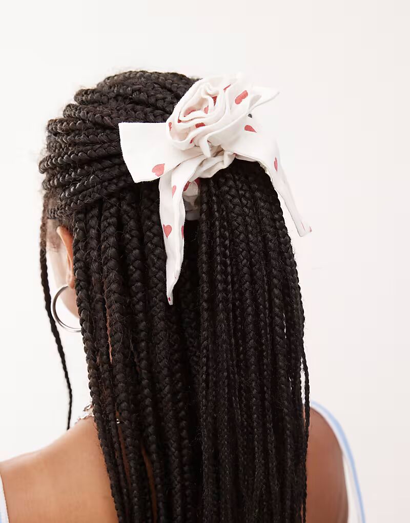 

Реставрированная винтажная резинка для волос с бутоньеркой и принтом в виде красных сердечек в горошек Reclaimed Vintage