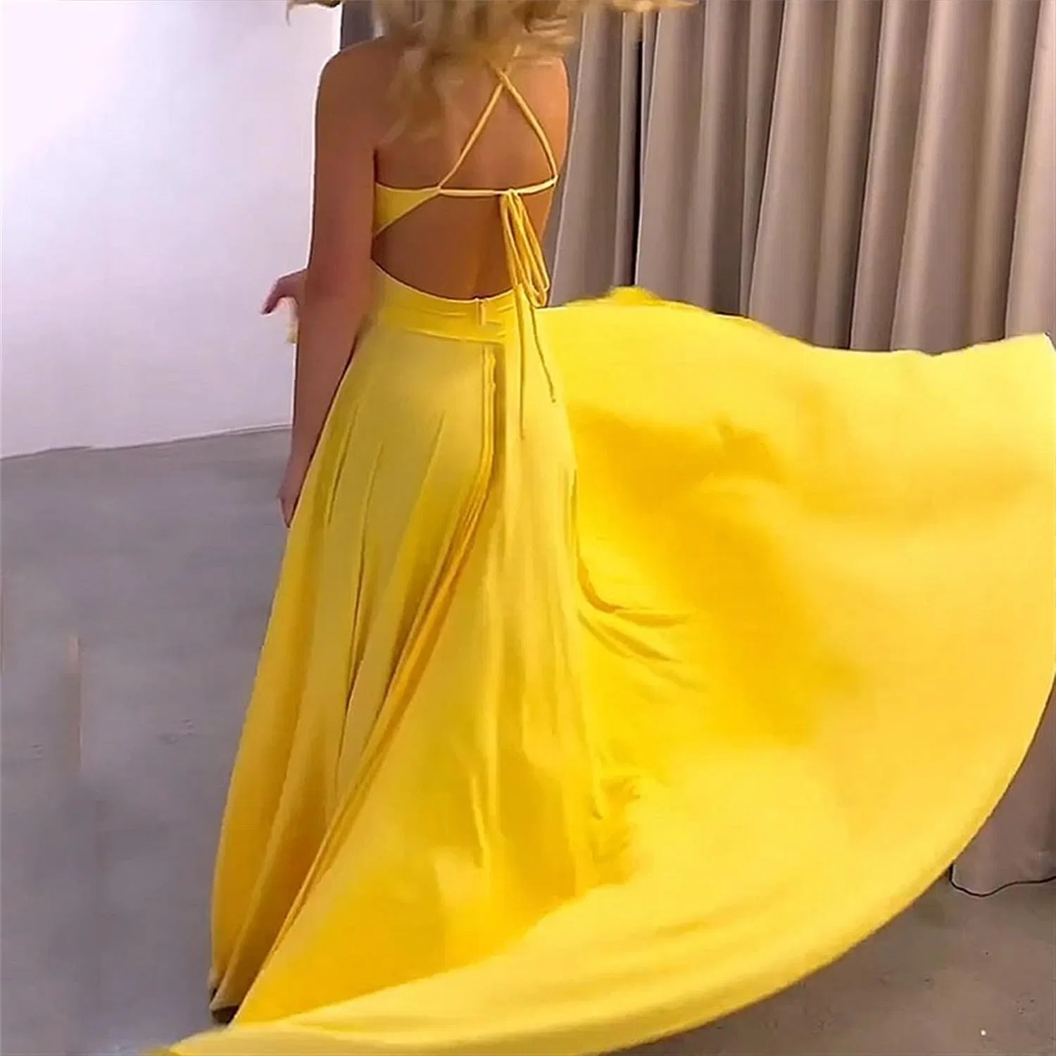 Женское летнее платье с V-образным вырезом на бретелях с разрезом, Yellow — фото 3