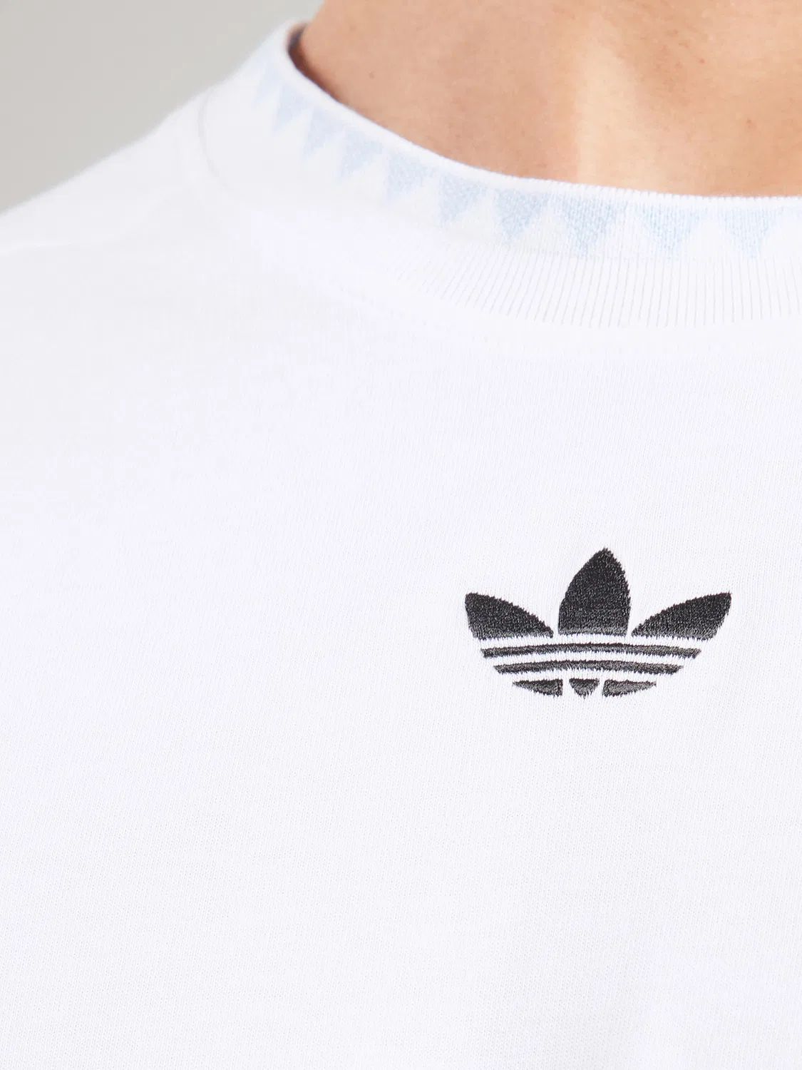 Футболка Adidas Originals CHEST белого цвета — фото 2