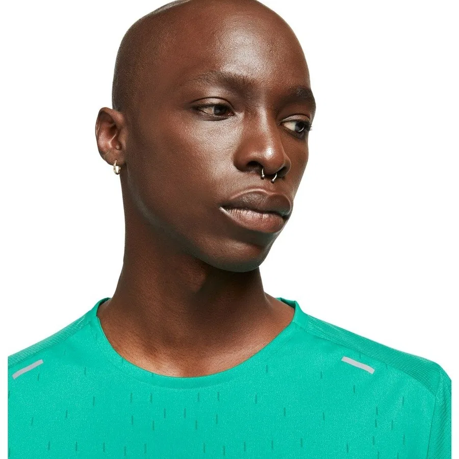 Футболка спортивная мужская с коротким рукавом Nike Run Division Rise 365, Зеленый — фото 2