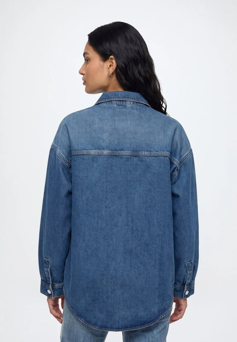 Женская джинсовая куртка GAP DNM Shacket — MED, средне-синий — фото 3