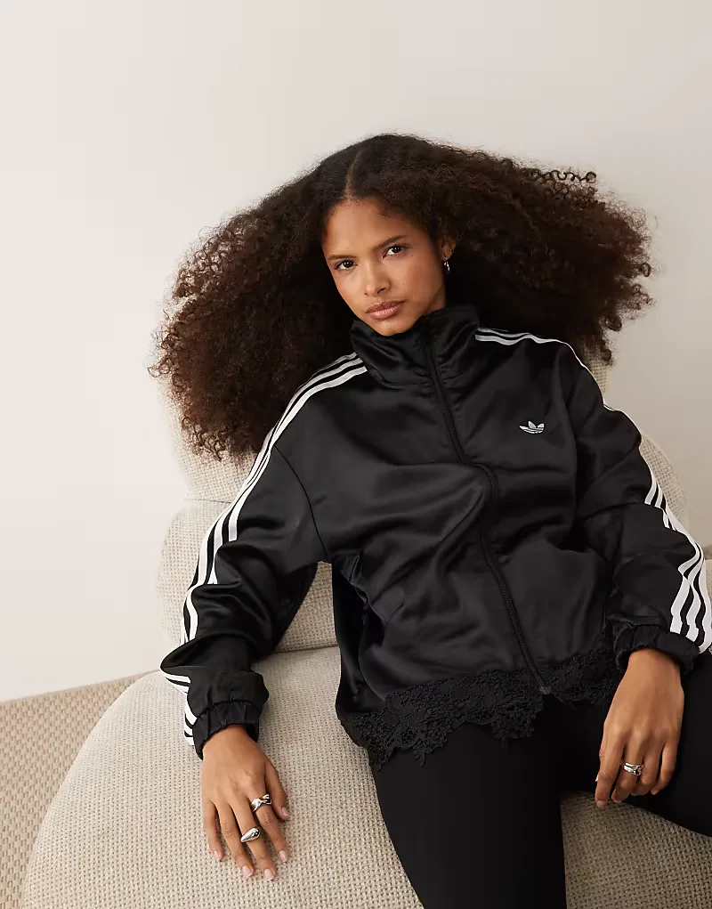 Атласная спортивная куртка Adidas Originals Firebird с кружевной отделкой по низу, черный — фото 3