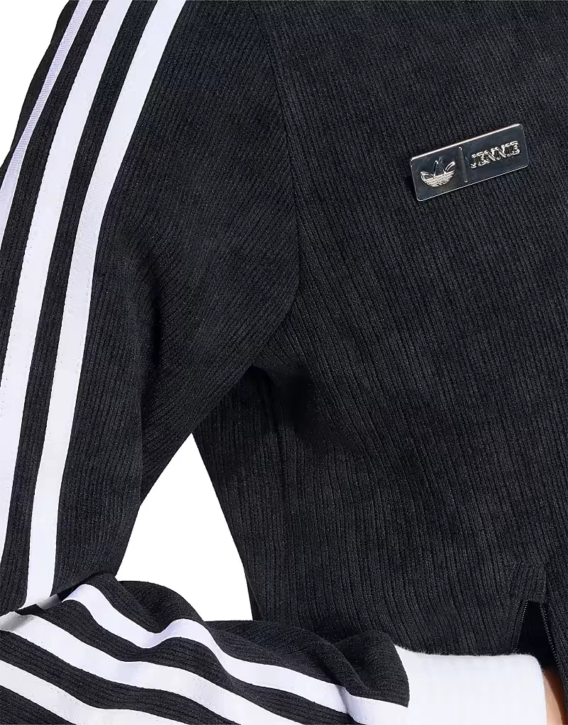 Классическая спортивная футболка Adidas Originals x Jennie для фанатов, черный — фото 4
