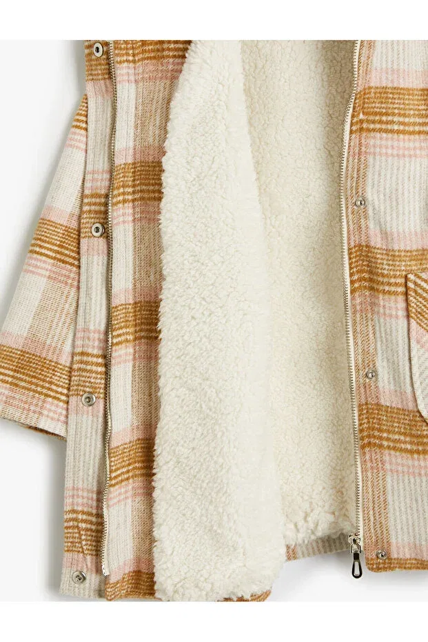 Детское пальто для девочек с капюшоном Oversize coat hooded faux fur detail with snap flap pockets Koton, Ecru Plaid — фото 4