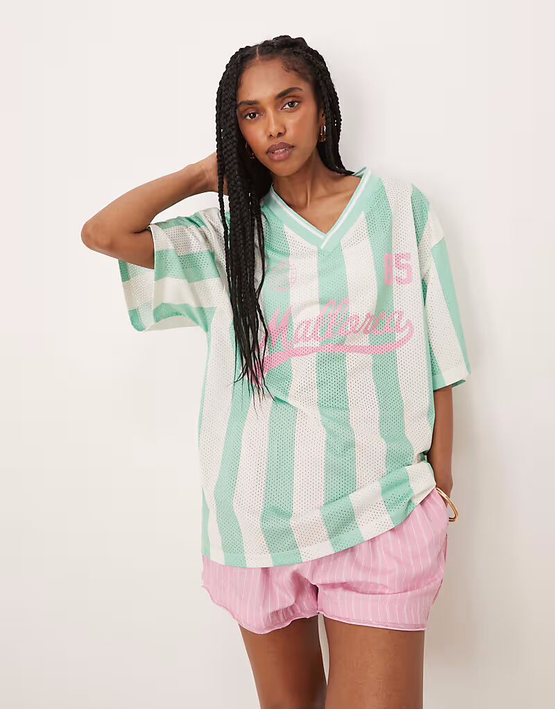 

Футболка свободного кроя ASOS DESIGN с V-образным вырезом и принтом «Мальорка» в зеленую полоску
