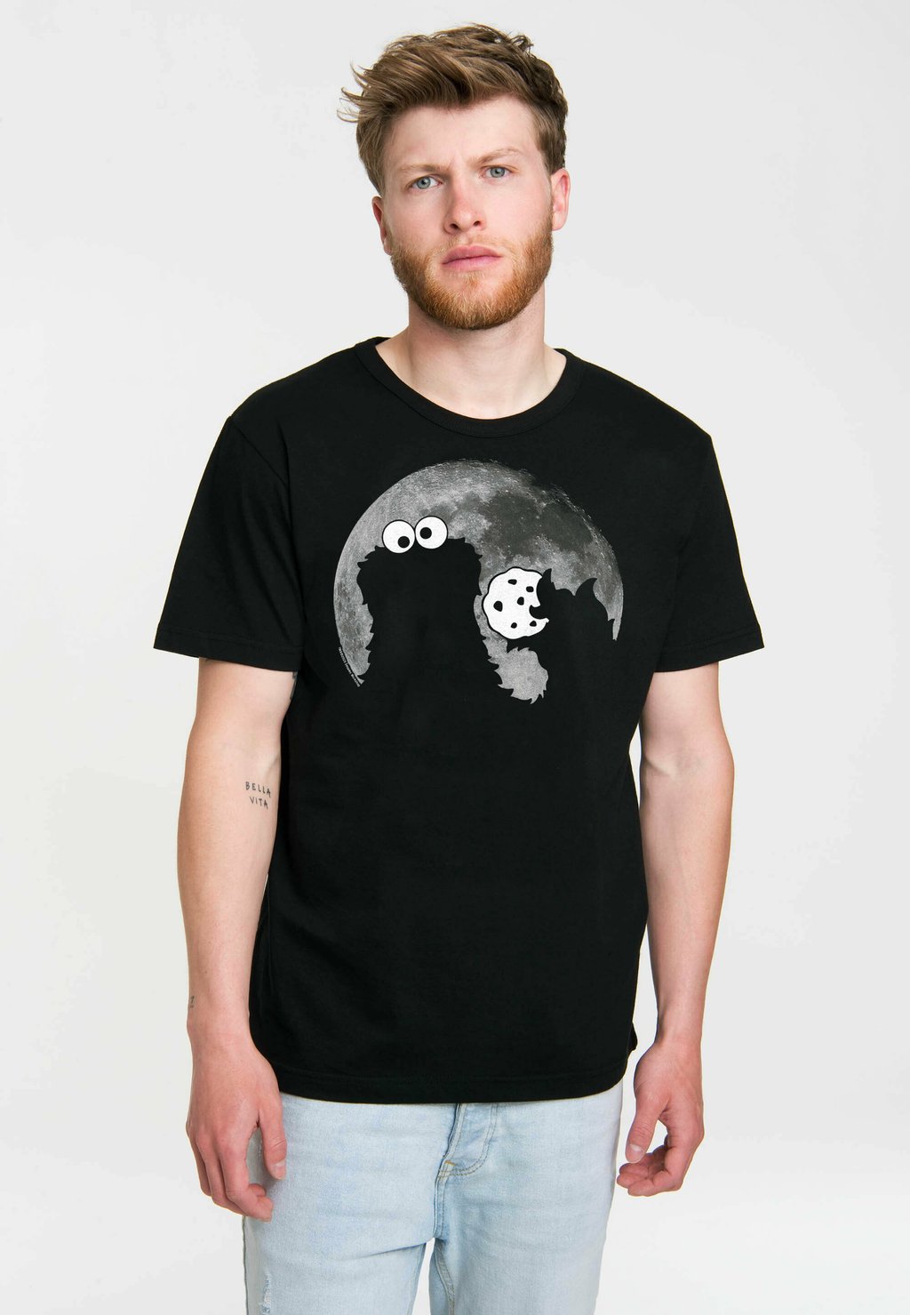 

Футболка с принтом SESAMSTRASSE - KRÜMELMONSTER MOND LOGOSHIRT, черный