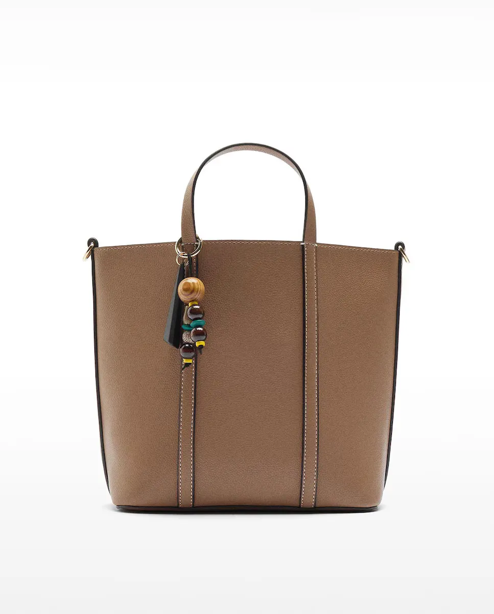 

Сумочка в стиле тоут трансформируется в сумку через плечо с застежкой-молнией и декоративным брелоком однотонного цвета Parfois, коричневый