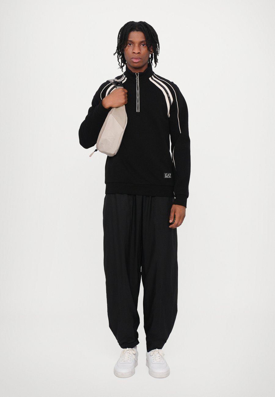 

Толстовка EA7 Emporio Armani TRAIN LOGO UNISEX, Black/Silver Coloured/Black