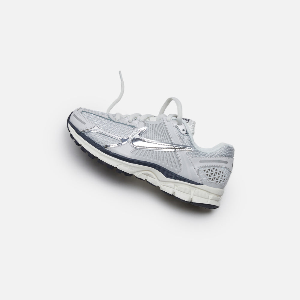 Кроссовки Nike WMNS Zoom Vomero 5, цвет Photon Dust/Chrome/Gridiron/Sail — фото 4