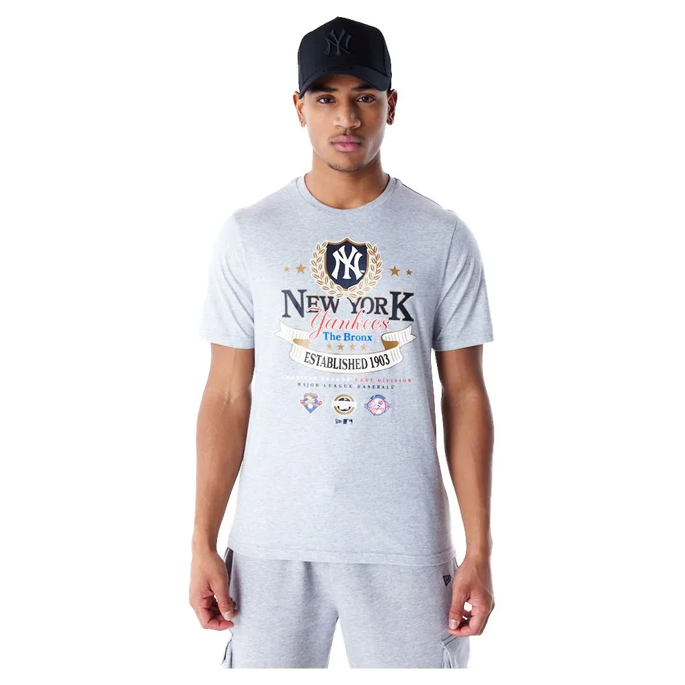 

Футболка New Era MLB Badge Graphic New York Yankees, серый