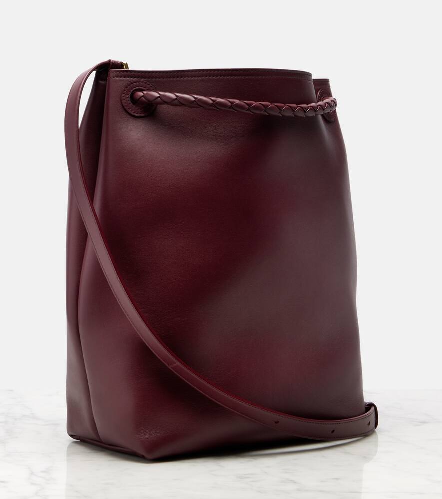 Кожаная сумка-ведерко Andiamo Small Bottega Veneta, Barolo-M Brass — фото 4