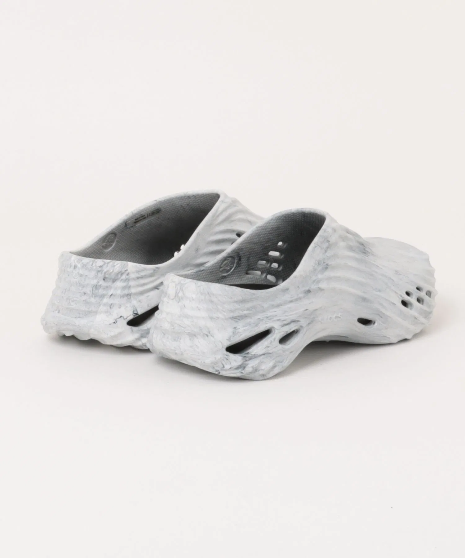 Мужские сандалии Crocs ECHO WATERCOLOR MARBLED WAVE чёрно-белые — фото 2