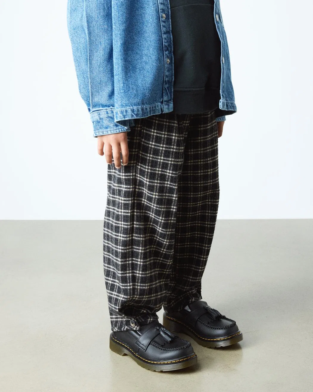 Детские лоферы Adrian Softy T из кожи с кисточками Dr Martens, черный — фото 3