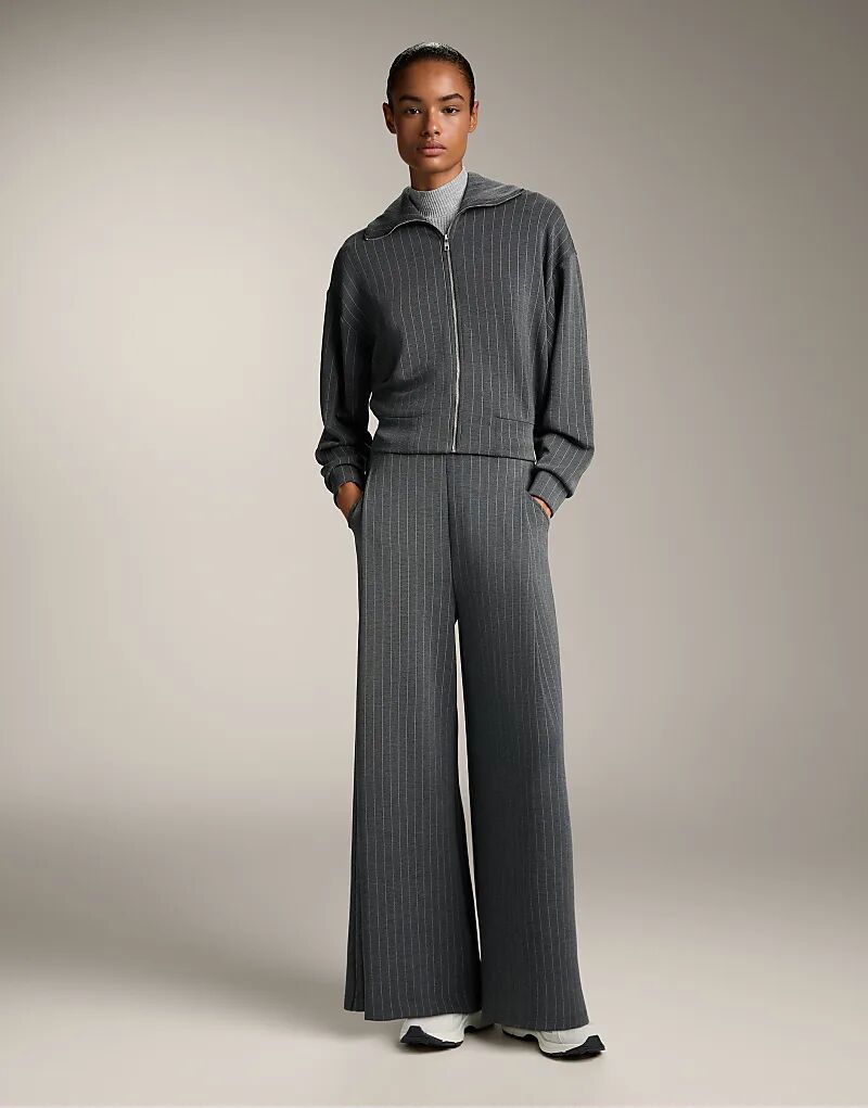 

Куртка OYSHO в полоску свободного кроя со складкой на спине и мягким на ощупь модалом темно-серого цвета