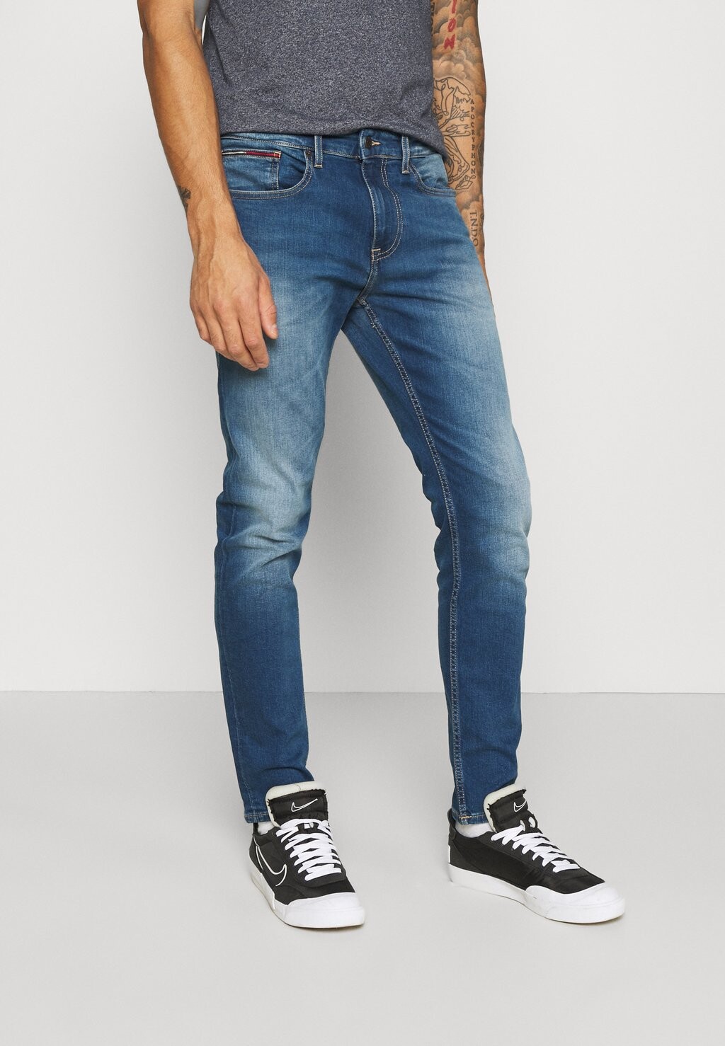 

Джинсы облегающего кроя Tommy Jeans AUSTIN SLIM, цвет Wilson Mid Blue