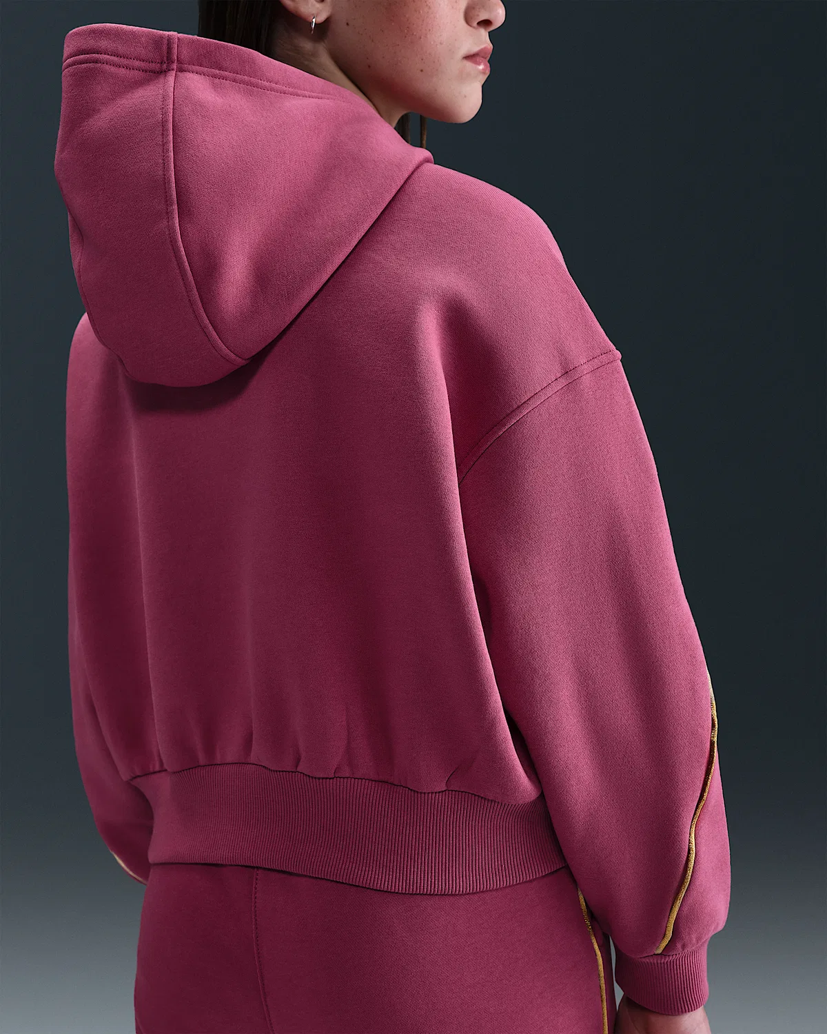 Детская (девичья) свободная худи Nike Sportswear Club Fleece, Sweet Beet/Metallic Gold — фото 2