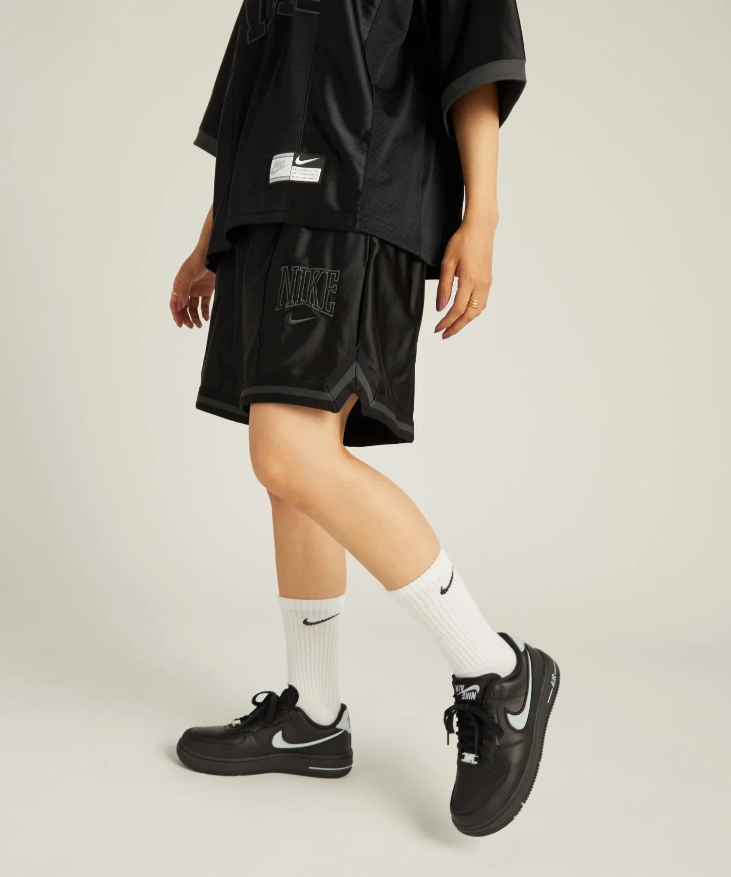 Женские шорты Nike Sportswear Loose Mid-Rise Graphic Shorts HJ0164-010 Black — фото 2