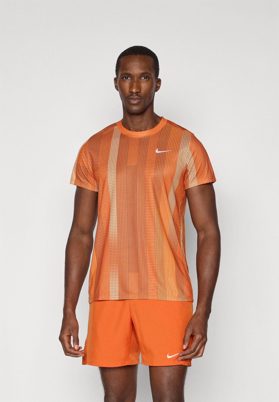 

Футболка Nike Performance NIKECOURT VICTORY TOP PRINT, Campfire Orange/White/Mottled Orange