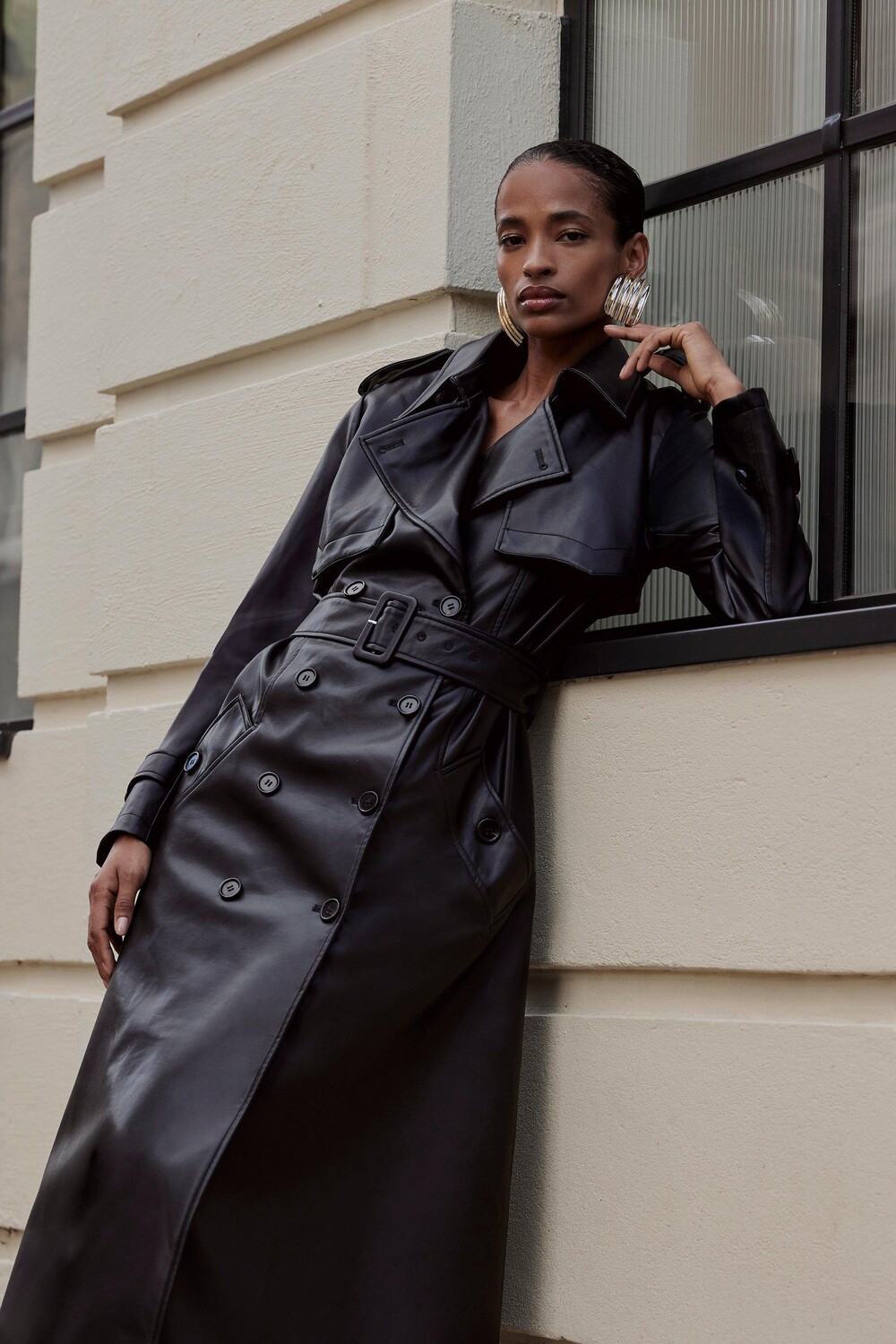 

Индивидуальный тренч из искусственной кожи с поясом Karen Millen, черный