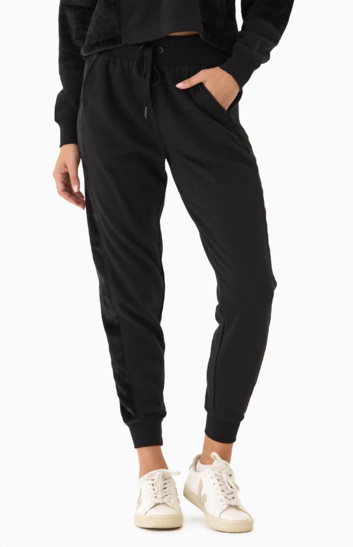 

Камилла Джоггеры из флиса с подкладкой Sherpa в черном цвете Threads 4 Thought