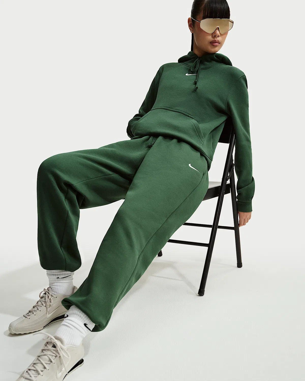 Женские свободные спортивные штаны с завышенной талией Nike Sportswear Phoenix Fleece, Fir/Sail — фото 4