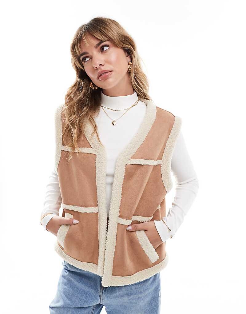 

ASOS DESIGN – Светло-коричневый жилет из искусственной замши с отделкой из плюшевого меха