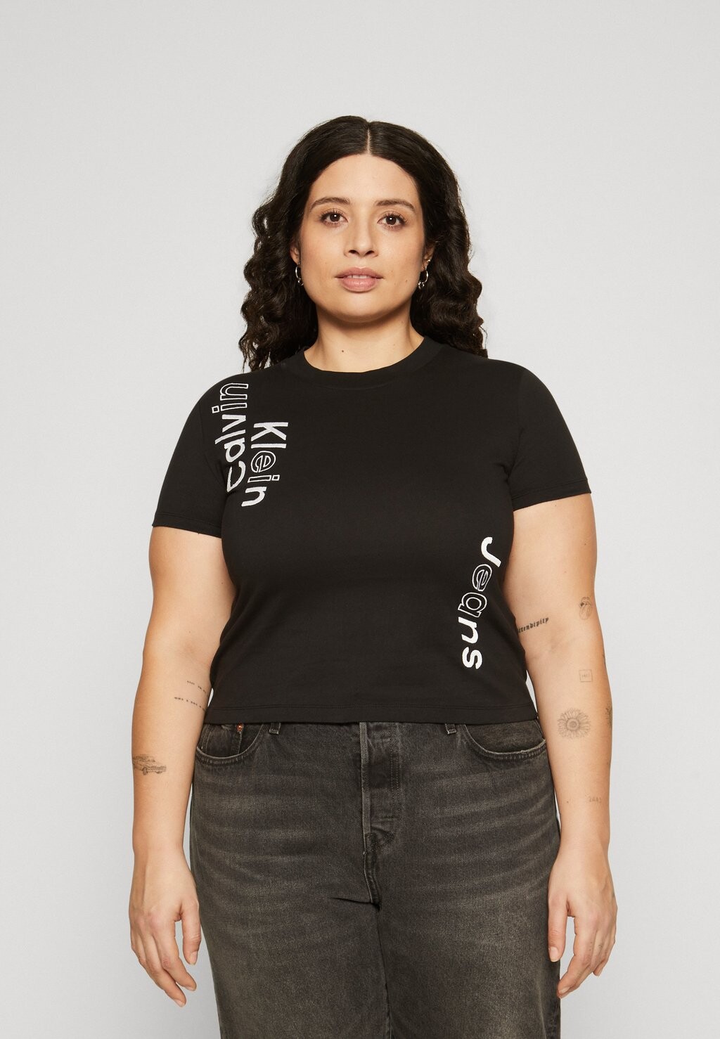 

Футболка с принтом MULTI PLACEMENT BABY TEE Calvin Klein Jeans Plus, черный