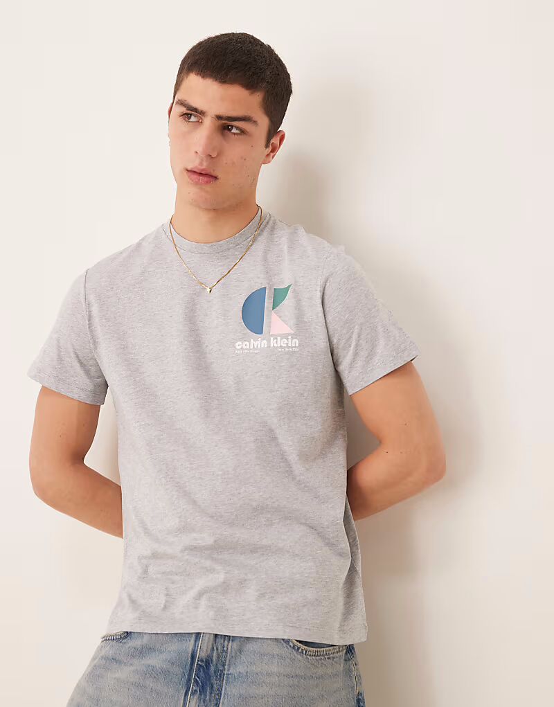 

Футболка с принтом в стиле поп-арт от Calvin Klein Jeans серого цвета
